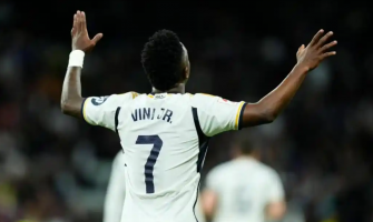 Burop från fans väcker tvivel om hans framtid