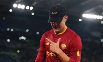 Dybala ger tröjan till ett ungt Roma-fan