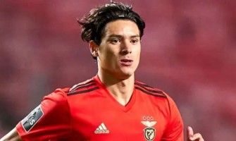 Uruguayansk supernova vägrar att slå sig ihop med Ronaldo
